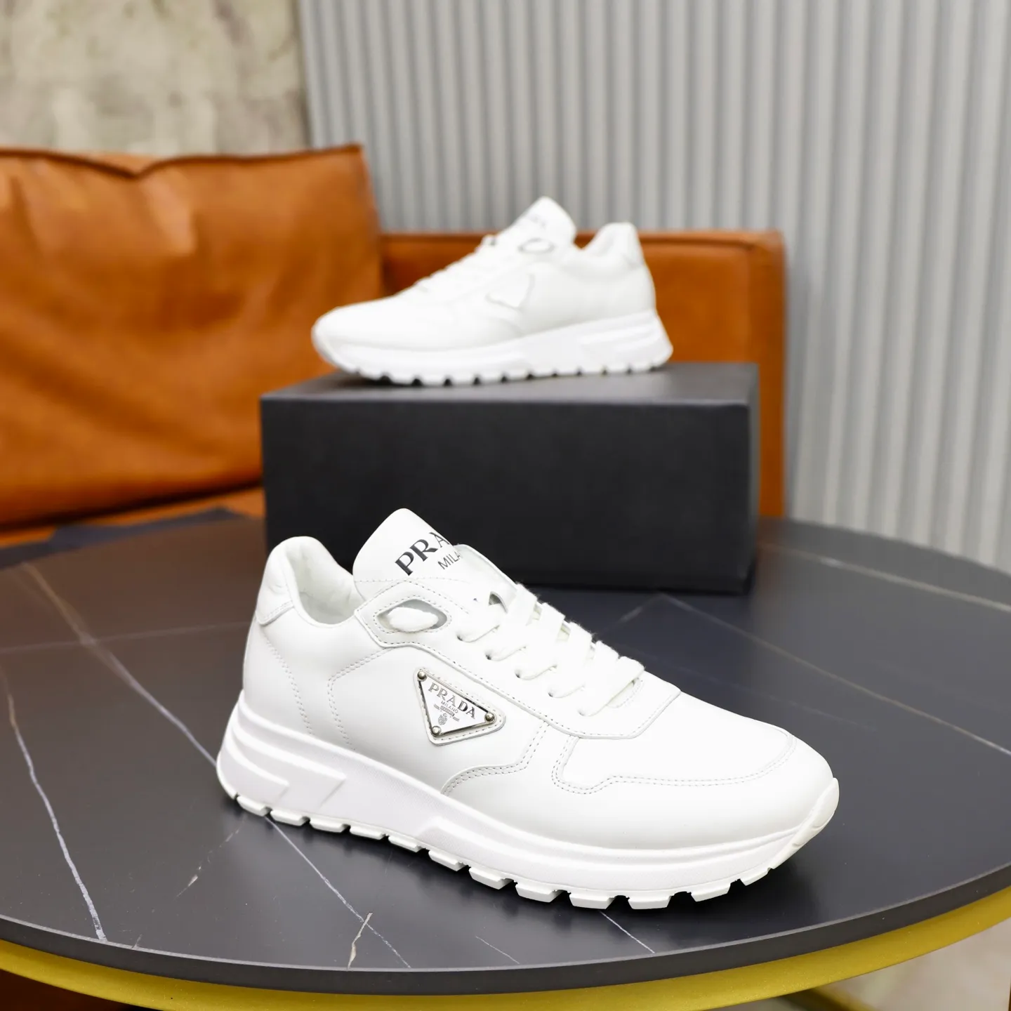 Factory price: 600💰Top original order Brand: PRADA (Prada) Standard code: Men's size 38/44 (45 can be customized) Grade: Same as the official website Material: Original cowhide stitching, cowhide lining, original combination two-color wear-resistant soft outsole Style category: casual sports version, young fashion, European and American trend, British style Color: actual picture color